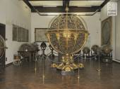  - Sala VII: i globi e la sfera del Santucci (primo piano)