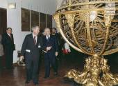  - Il Presidente della Repubblica Carlo Azeglio Ciampi (a destra) con il direttore del Museo Paolo Galluzzi davanti alla sfera del Santucci, in occasione dell’inaugurazione della biblioteca (2002)