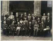 Gli inizi - Foto di gruppo del II Congresso Nazionale di Storia delle Scienze Mediche e Naturali (Bologna, settembre 1922). Andrea Corsini è il settimo da sinistra (dopo Arturo Castiglioni) in seconda fila. Il secondo da destra in prima fila è il futuro ministro e senatore Luigi Rava. Terzo da destra in terza fila è Aldo Mieli