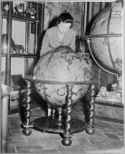 - Maria Luisa Bonelli nella sala di cosmografia. Ca. 1950