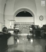  - La sala di chimica a piano terra con il banco chimico di Pietro Leopoldo e i vasi di Farmacia