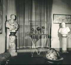 Sulla sinistra si riconosce il busto di Vespucci e sulla destra quello di Giovanni da Verrazzano.